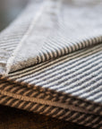 Kaschmirdecke grau mit Streifenmuster/ gestreift
